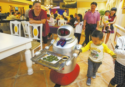 有图有真相 餐厅机器人齐刷刷卖萌上岗3.png